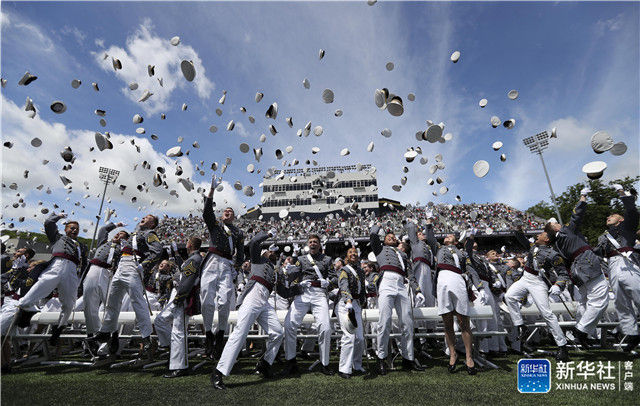 在位于美国纽约州北部的西点军校,学员将帽子扔向空中庆祝毕业