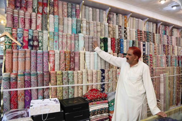 这是2017年4月2日,在巴基斯坦拉瓦尔品第"中国商城",一家布匹店的