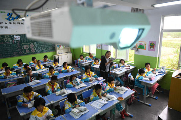 甘肃陇南:山乡孩子乐享"电子课堂"优质教育