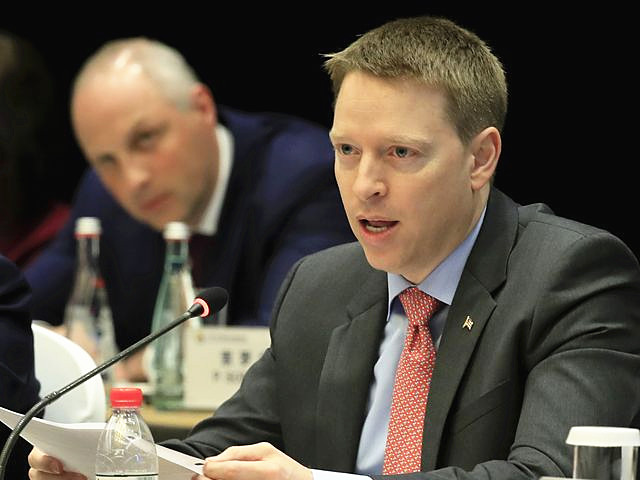 5月14日，&ldquo;一带一路&rdquo;国际合作高峰论坛高级别会议在北京国家会议中心举行&ldquo;加快设施联通&rdquo;平行主题会议。这是美国总统特别助理、白宫国安会亚洲事务高级主任波廷杰在会上发言。（新华社记者陈建力摄）