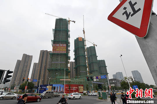 资料图:一处商品房在建中。 <a target='_blank' href='http://www.chinanews.com/' _fcksavedurl='http://www.chinanews.com/'></p>中新社</a>记者 吕明 摄