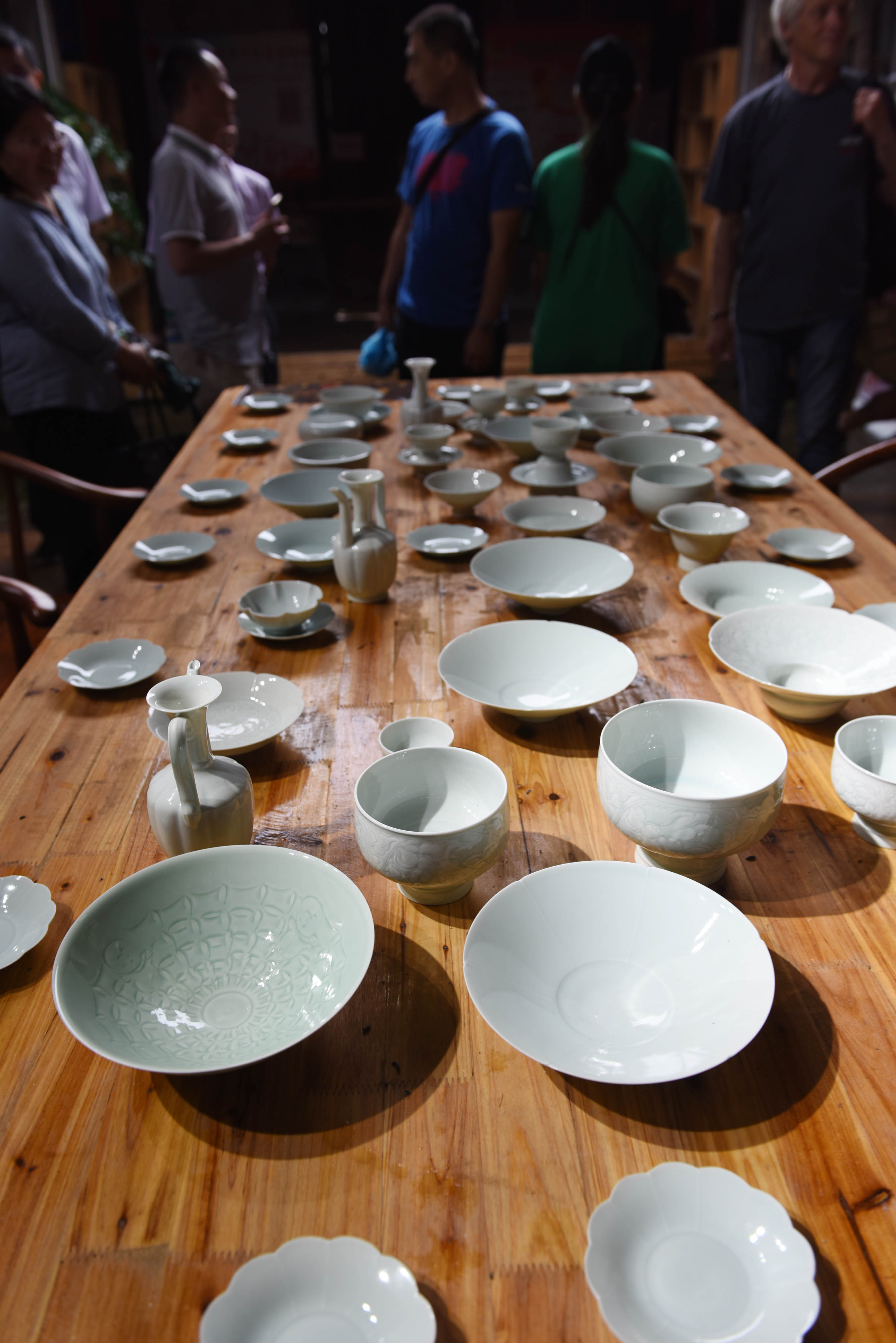 6月21日,游客在参观张志刚成功复烧的白浒窑精品.