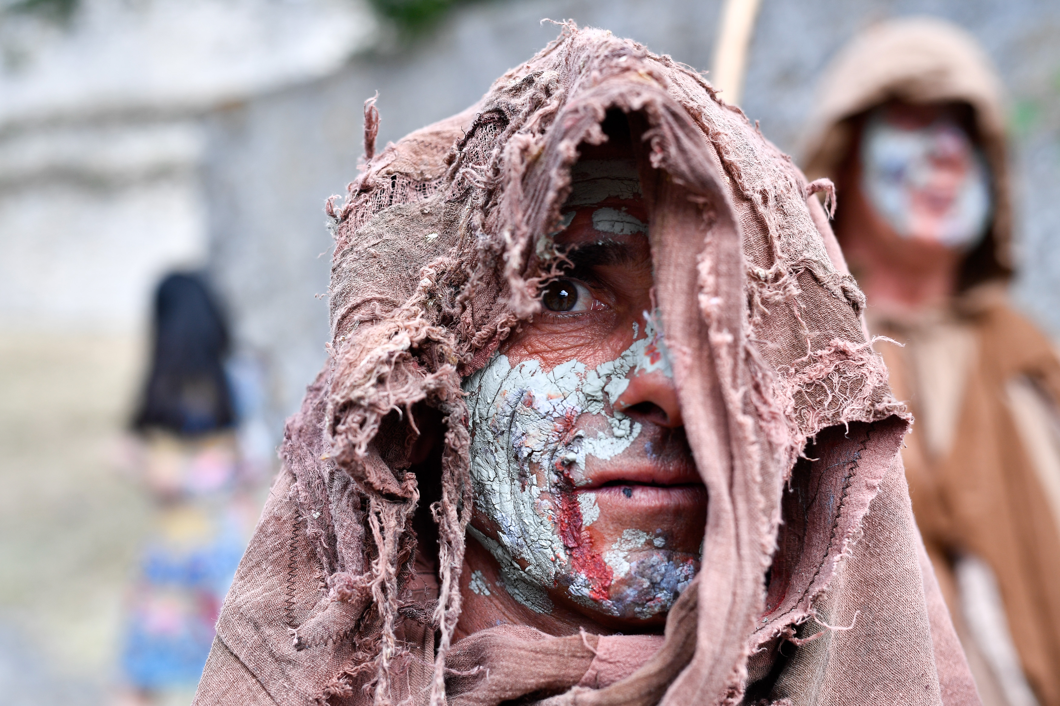6月24日,在法国普罗万,人们化装成麻风病人参加中世纪节.