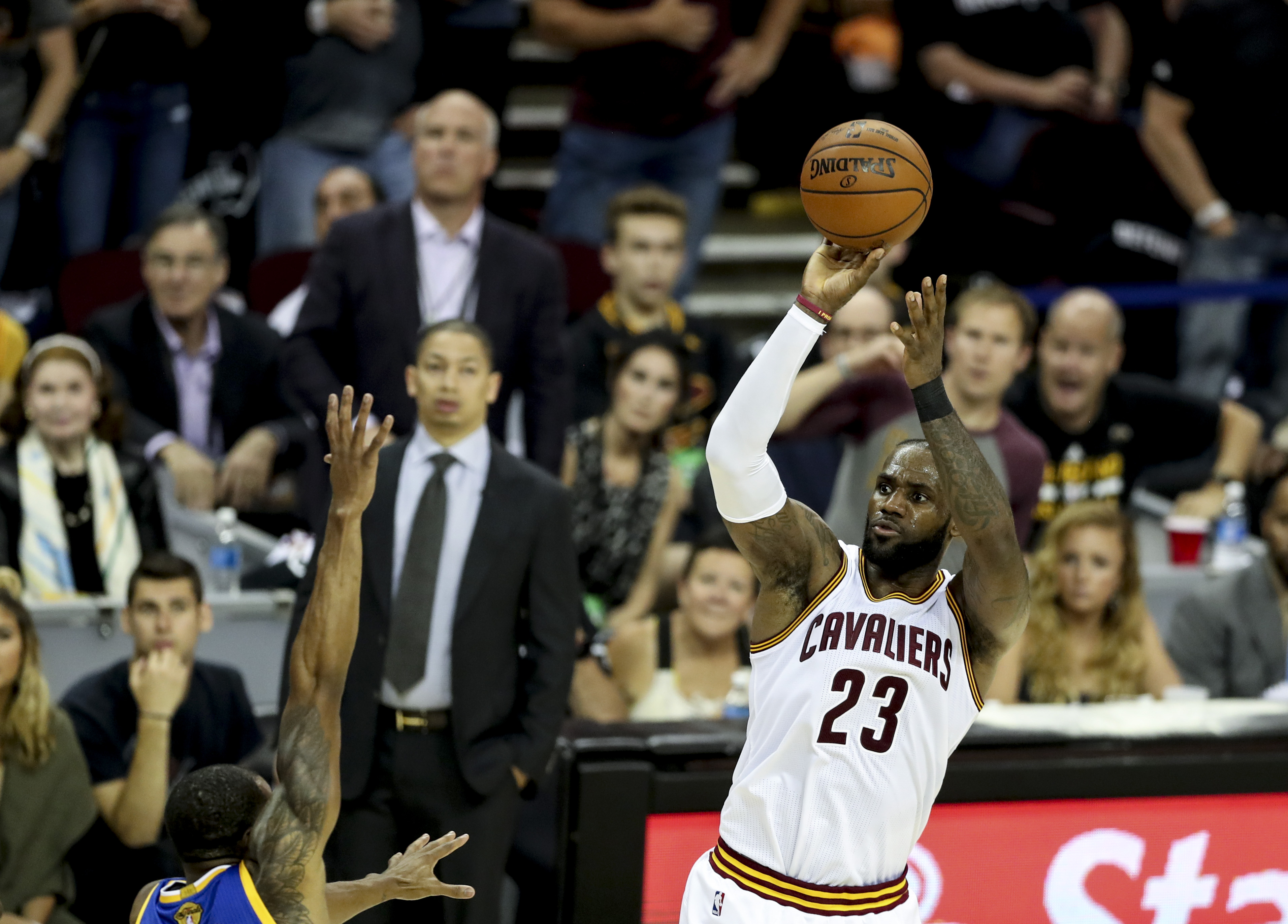 新华社 正文  6月9日,在2016-2017赛季nba总决赛第四场比赛中