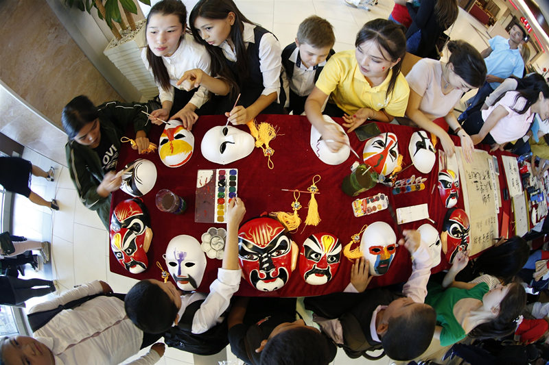 这是2016年9月27日，在吉尔吉斯斯坦首都比什凯克，学生在吉尔吉斯国立民族大学孔子学院举办的“孔子学院日”的文化体验区学习绘制京剧脸谱。新华社发（罗曼摄） 