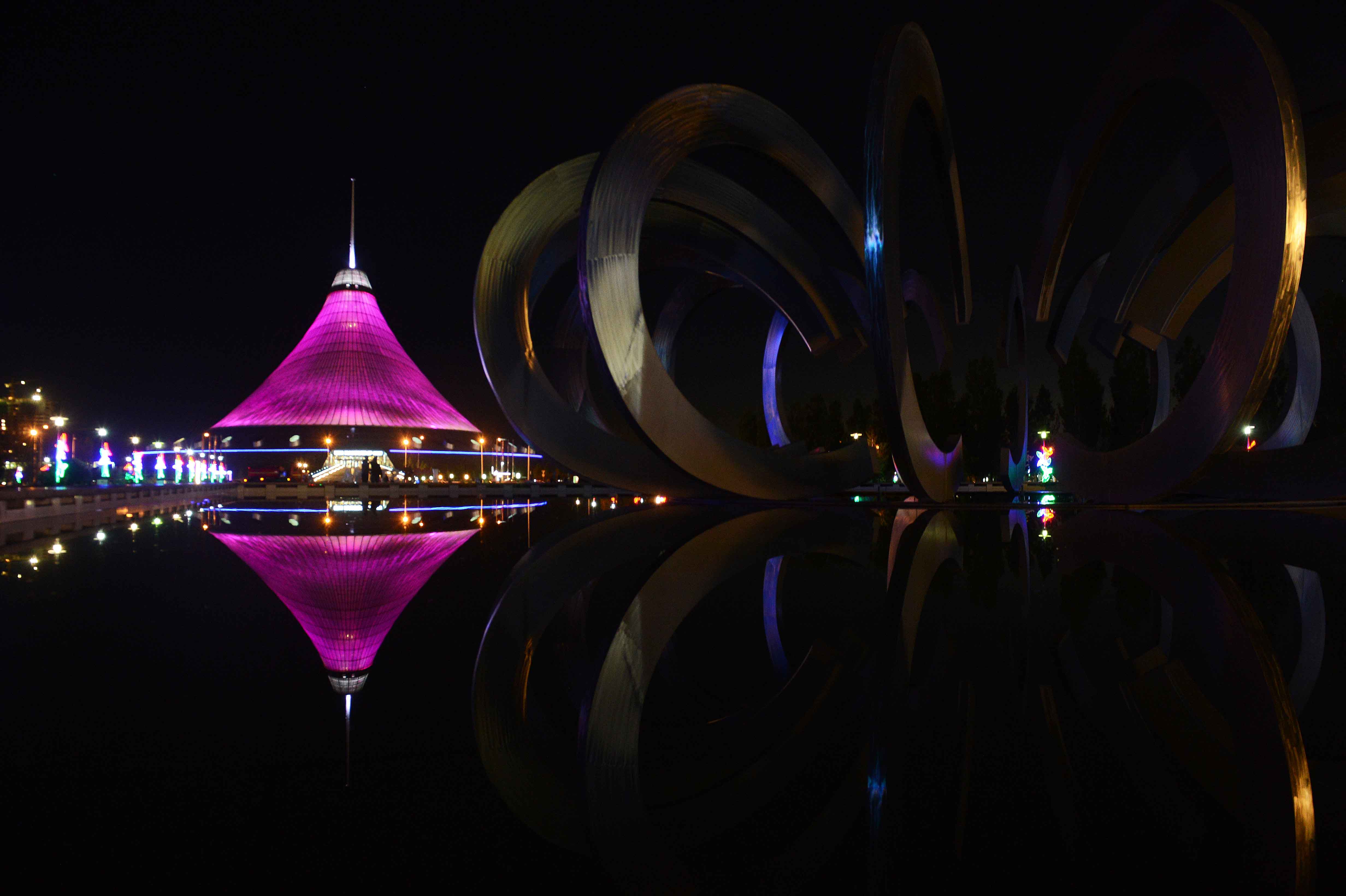 这是6月11日拍摄的哈萨克斯坦首都阿斯塔纳的巴伊杰列克观景塔夜 ..
