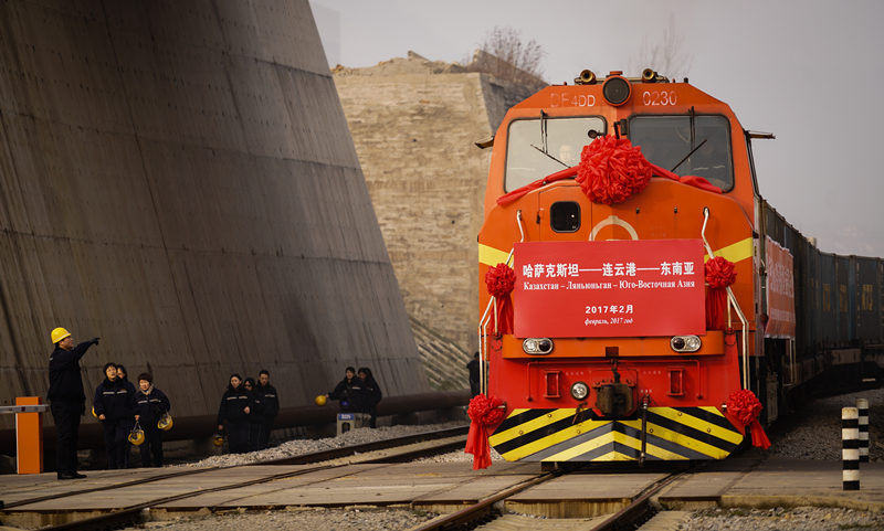 这是2017年2月5日，一列来自哈萨克斯坦装载有720吨小麦的火车驶入中哈连云港物流中转基地。这是哈萨克斯坦小麦首次从中国过境发往东南亚市场，标志着中哈粮食过境安全大通道正式打通。新华社记者 李响 摄