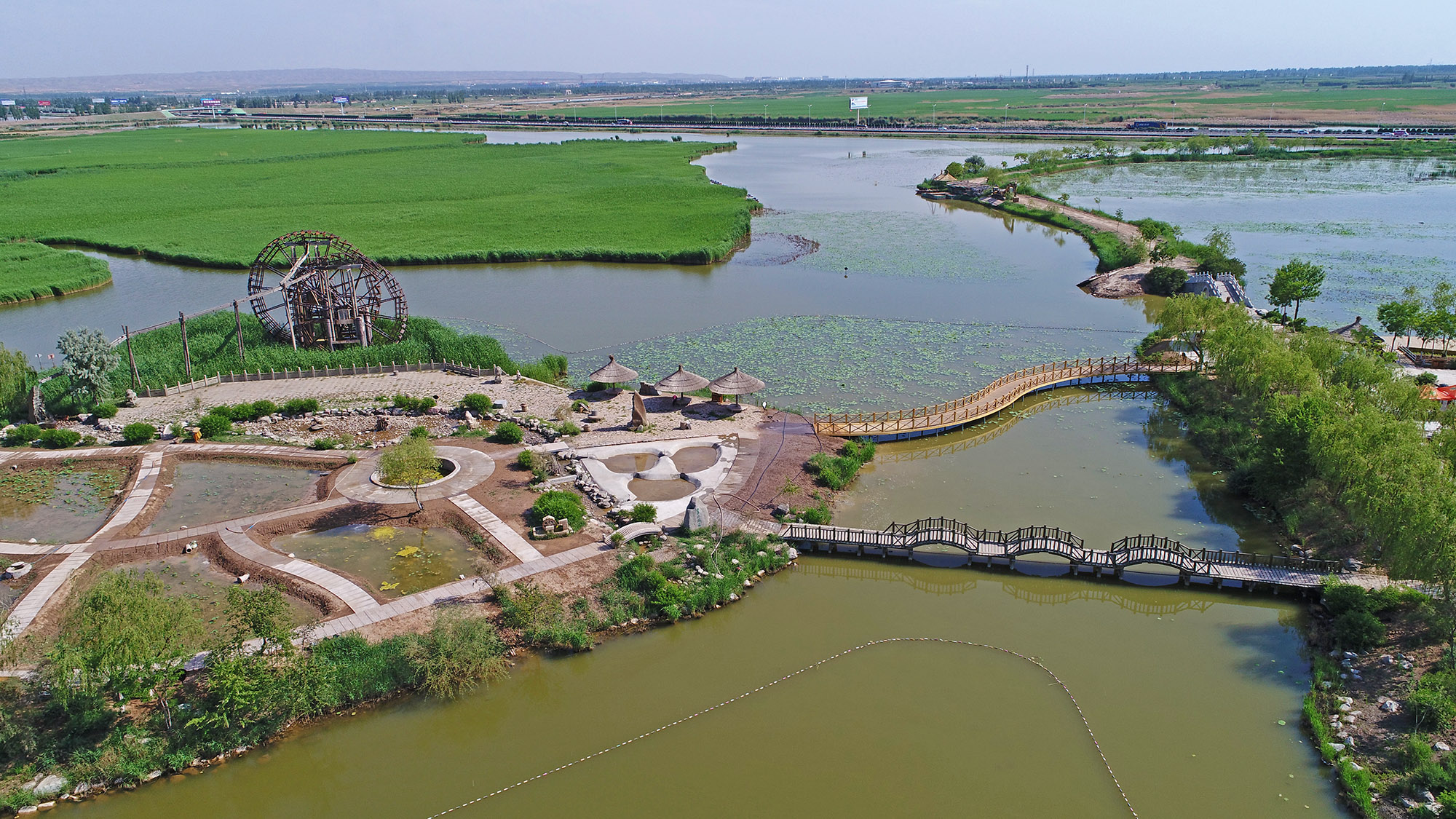 宁夏银川市鸣翠湖国家湿地公园全景.新华社记者王鹏 摄