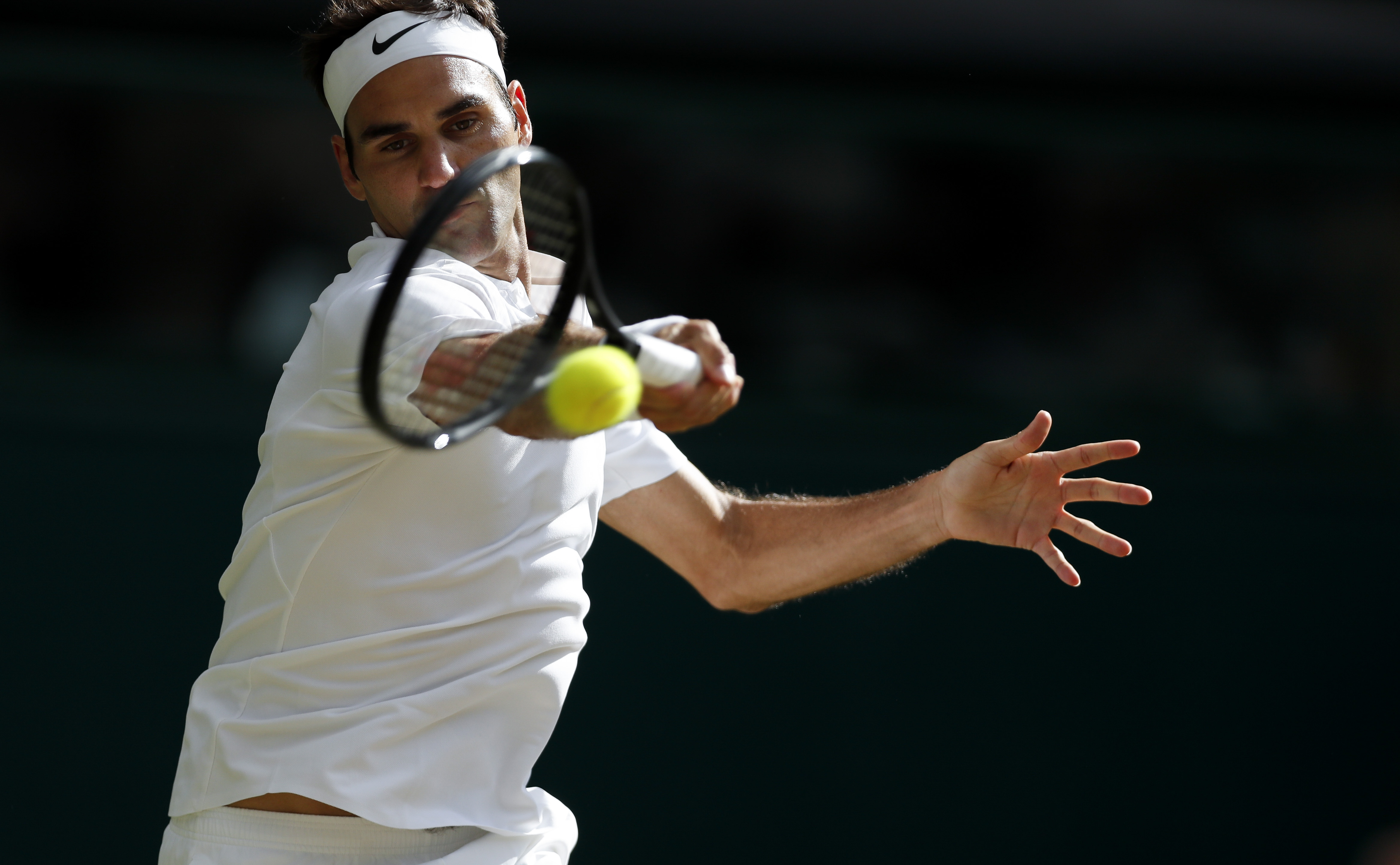 7月12日,费德勒在离场时向观众致意.新华社记者韩岩摄