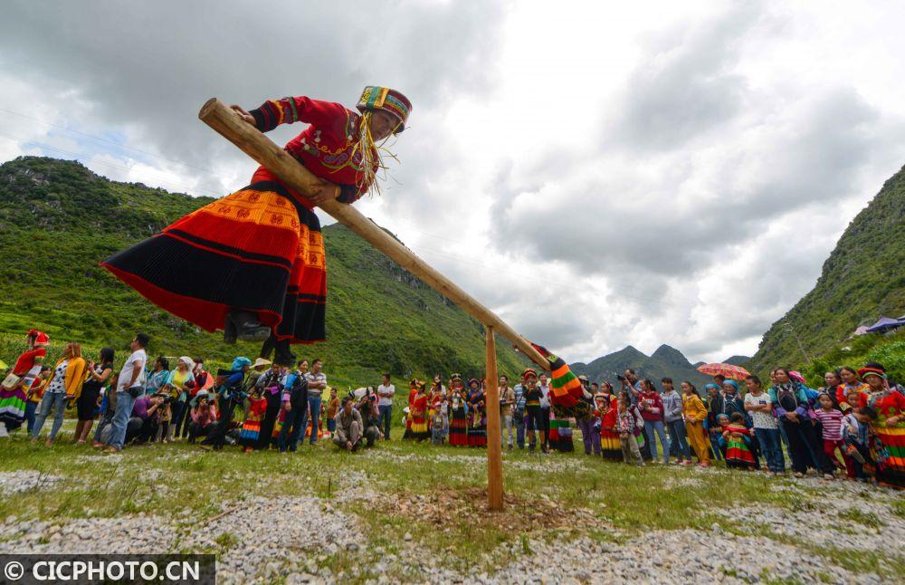 2015年8月6日,广西隆林彝族同胞在火把节上打磨秋.