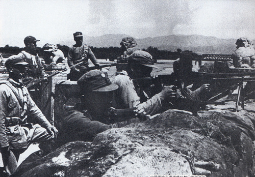 这是中国军队在卢沟桥抗击日军的进攻.(资料照片)