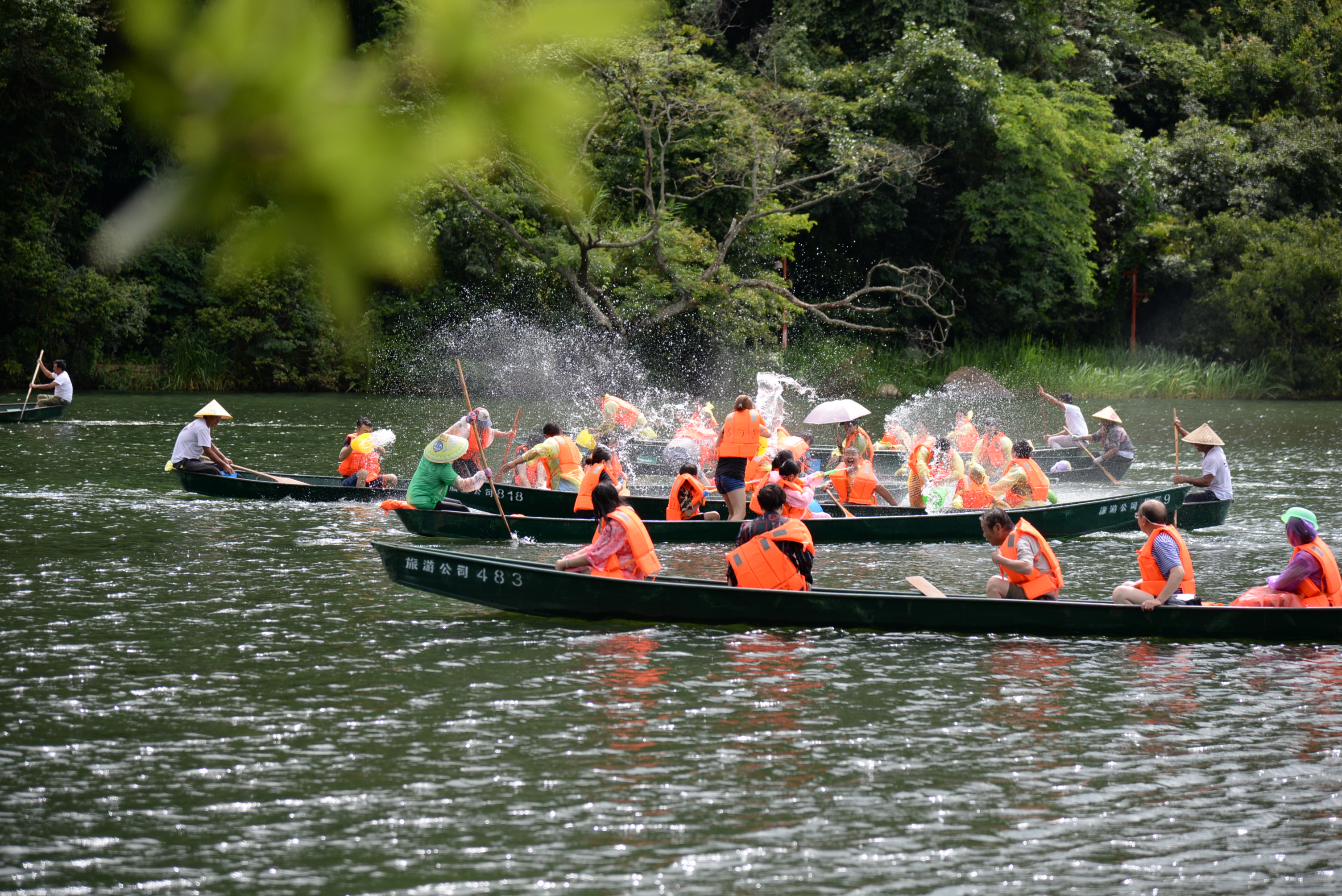 7月21日,游客在普者黑国家湿地公园内"打水仗"玩耍嬉戏.