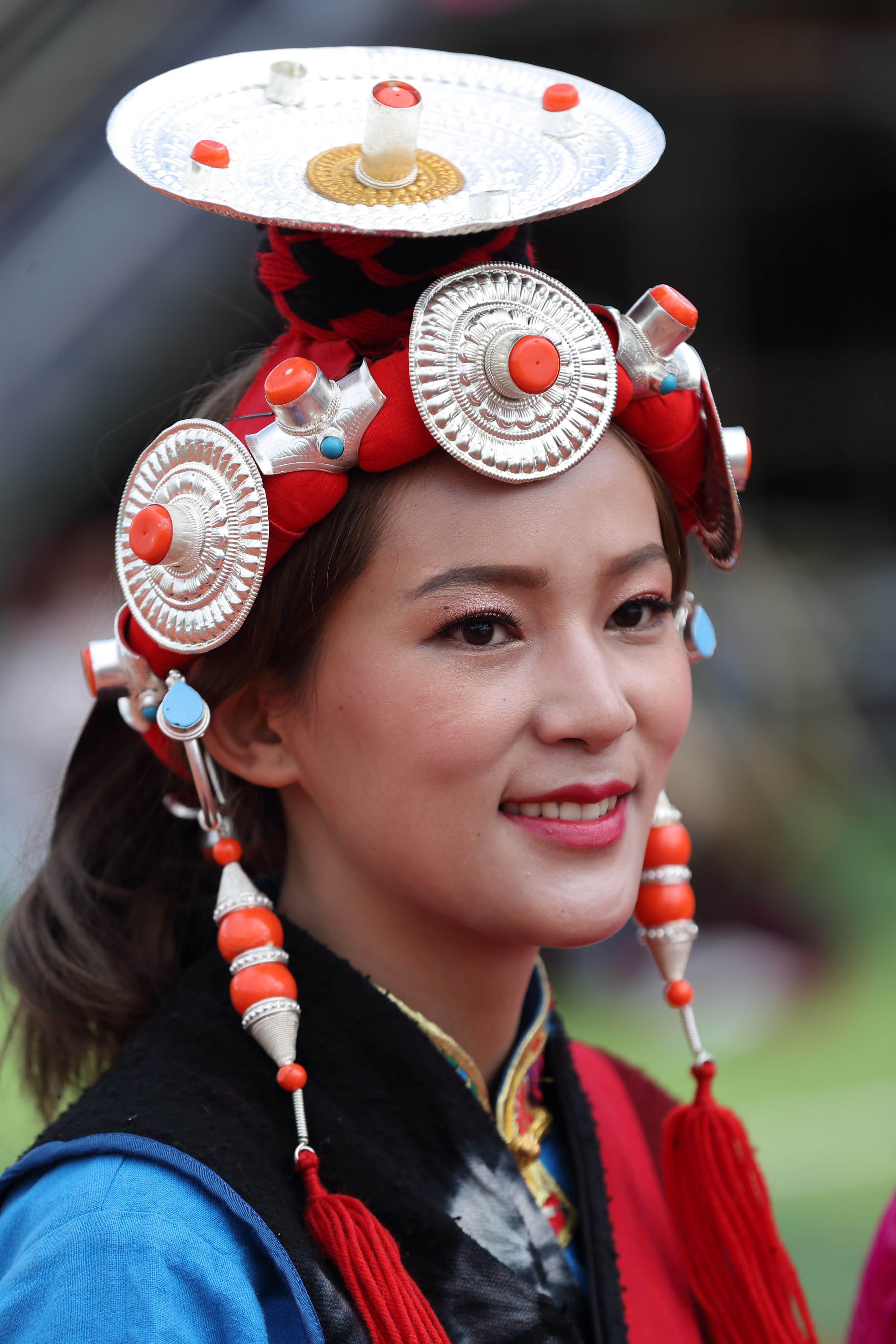 身着道孚县扎坝片区服饰的益西拉姆(7月29日摄).