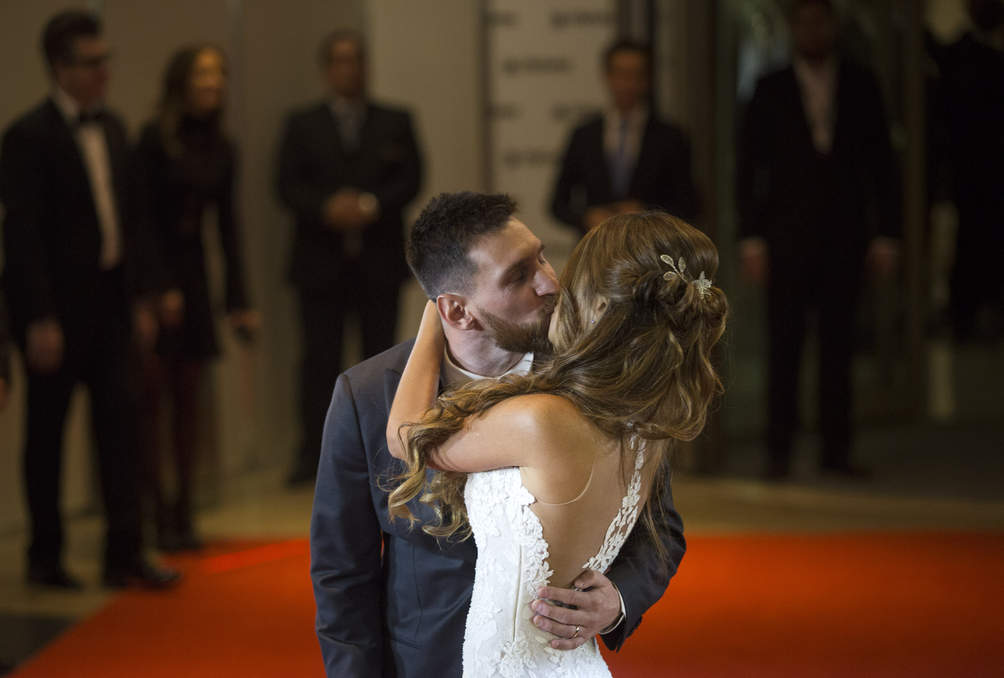 6月30日,梅西(左)亲吻妻子安东内拉·罗库佐.