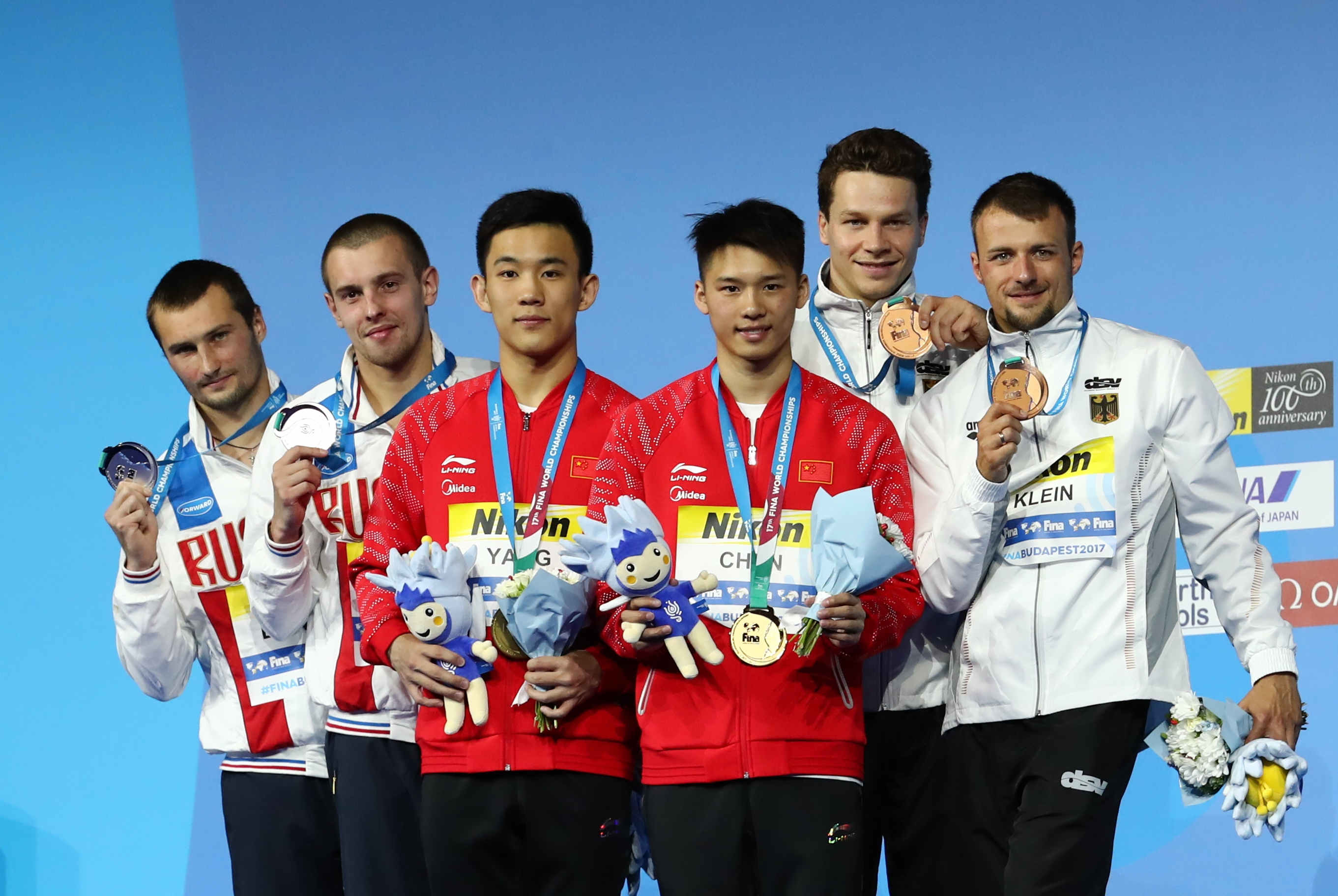 陈艾森(右三)/杨昊(左三),邦达里(左一)/米尼巴耶夫(左二),豪斯丁(右