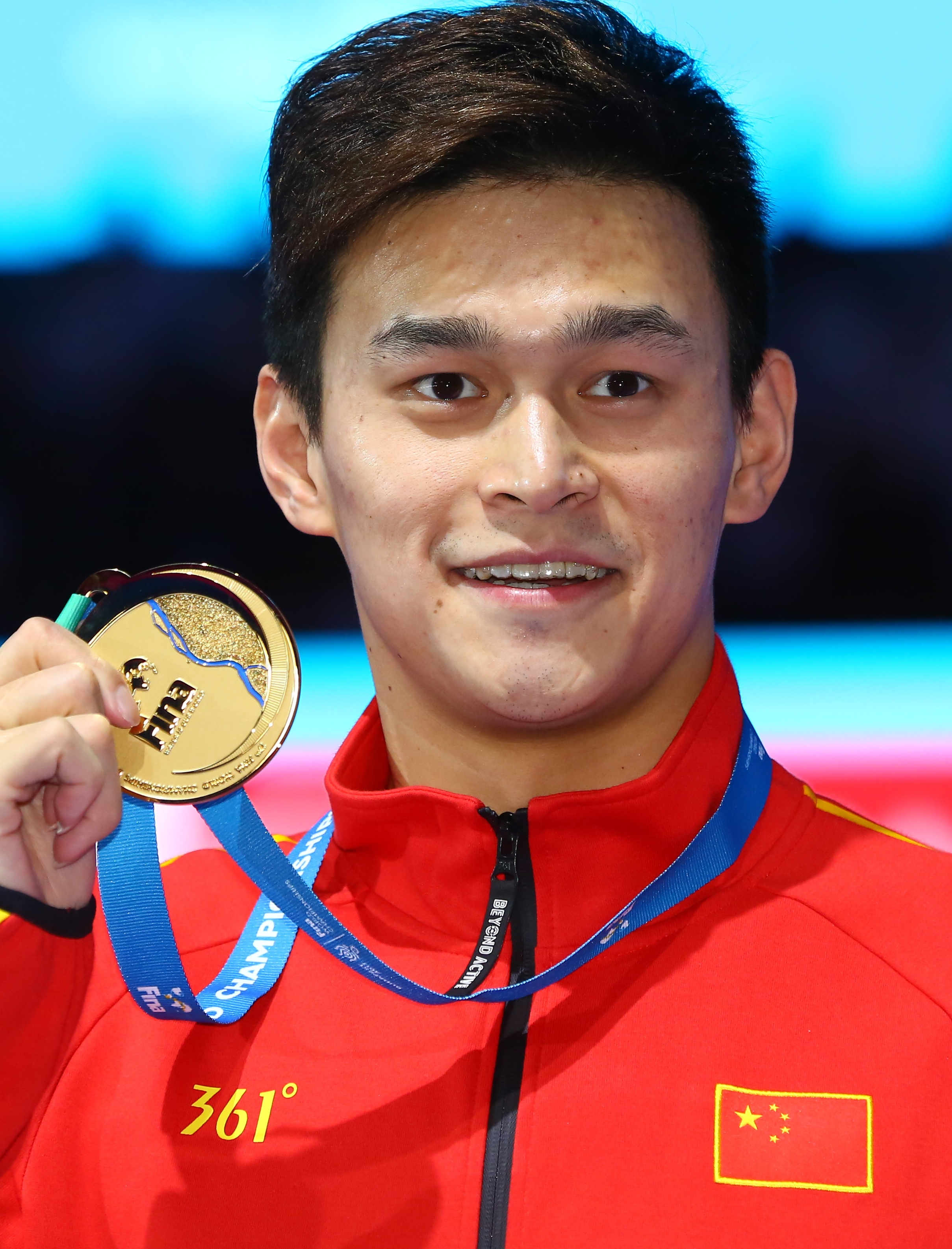 7月25日,中国选手孙杨在颁奖仪式上.新华社记者龚兵摄.