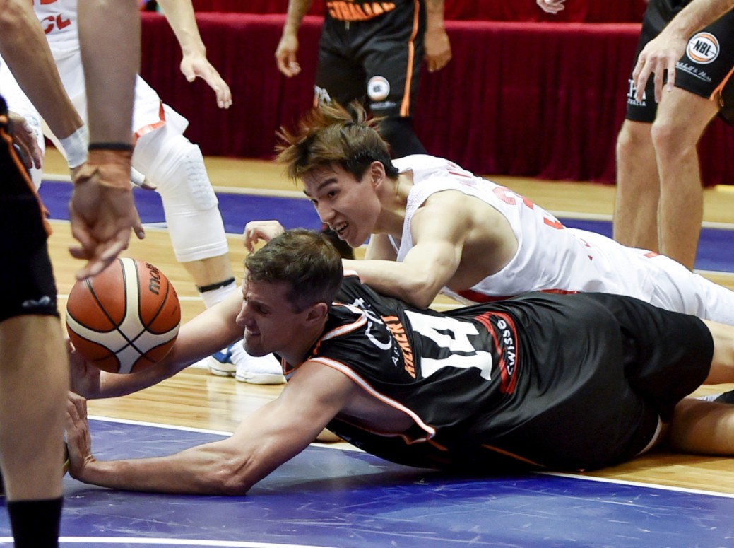 吴前7记三分 中国男篮蓝队险胜澳大利亚_新华