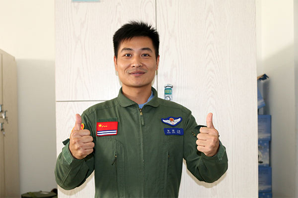 舰载航空兵部队之前,张超是"海空卫士"王伟生前所在部队的一名中队长