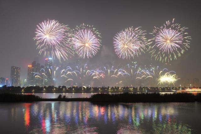 新华社照片,长沙,2017年8月2日      8月1日晚,湖南省长沙市在