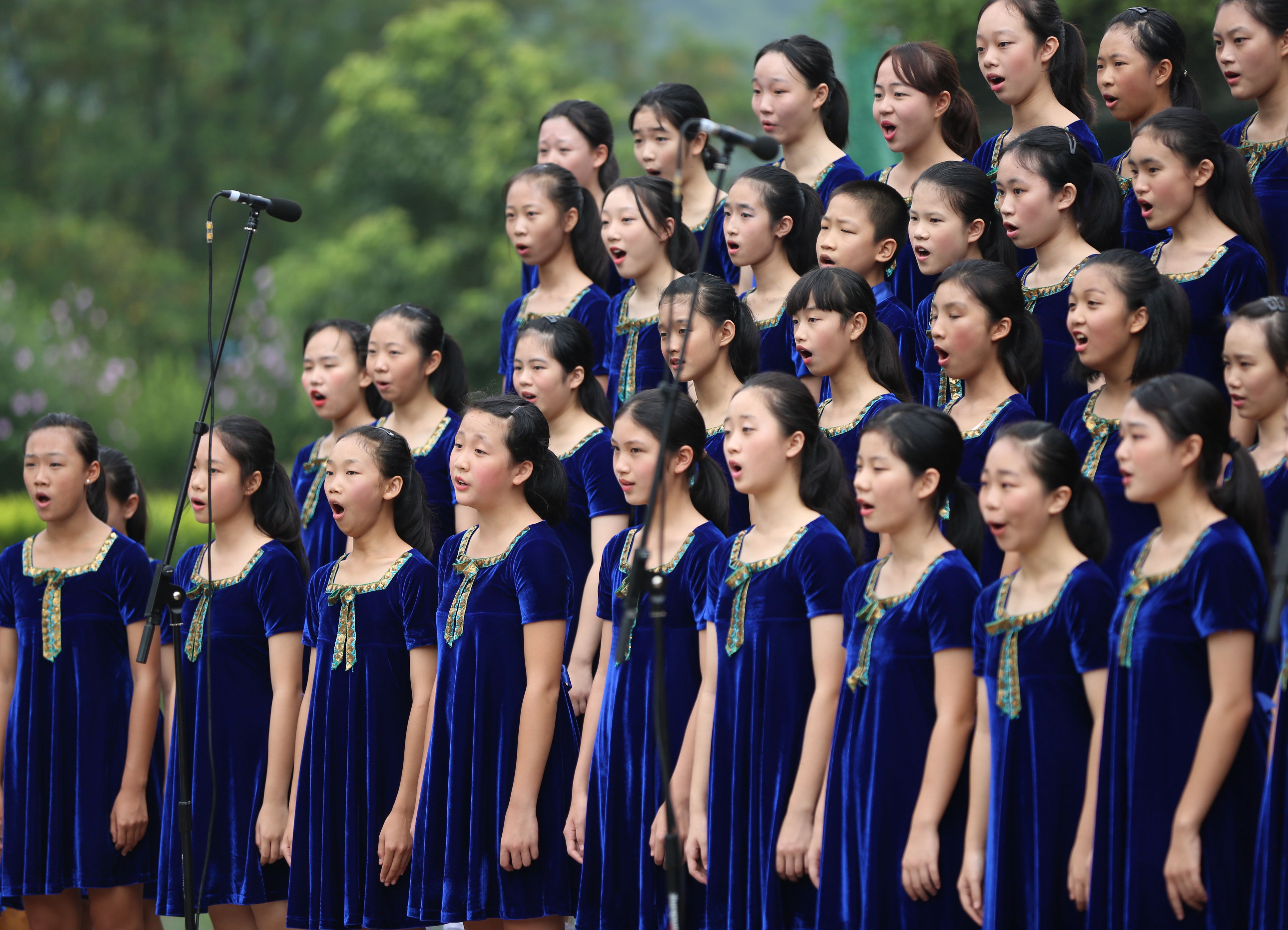 8月21日,广州小海燕合唱团在张家界黄龙洞景区哈利路亚音乐厅的屋顶