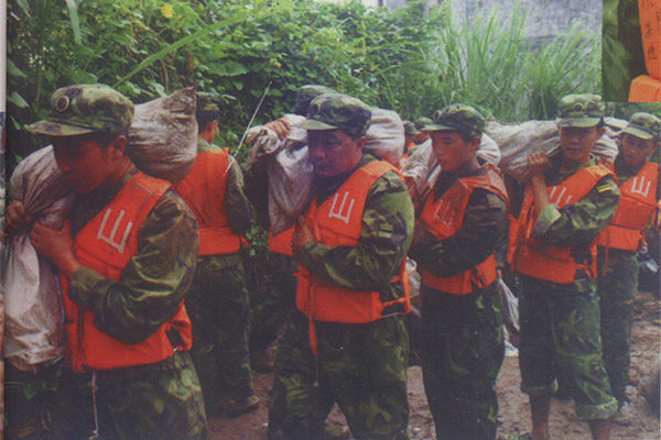 英雄丨李向群:青春壮丽 为民抗洪保大堤_新华