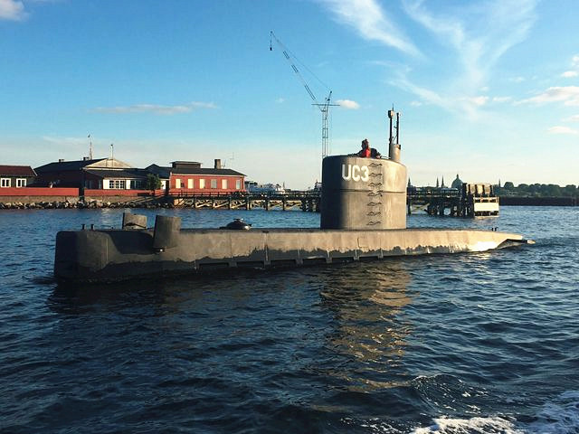 8月11日，哥本哈根港，一名女子站在航行中的“鹦鹉螺”号潜艇指挥塔处。（新华/路透）