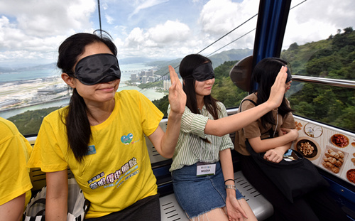 在香港 感受蒙着眼睛的缆车之旅