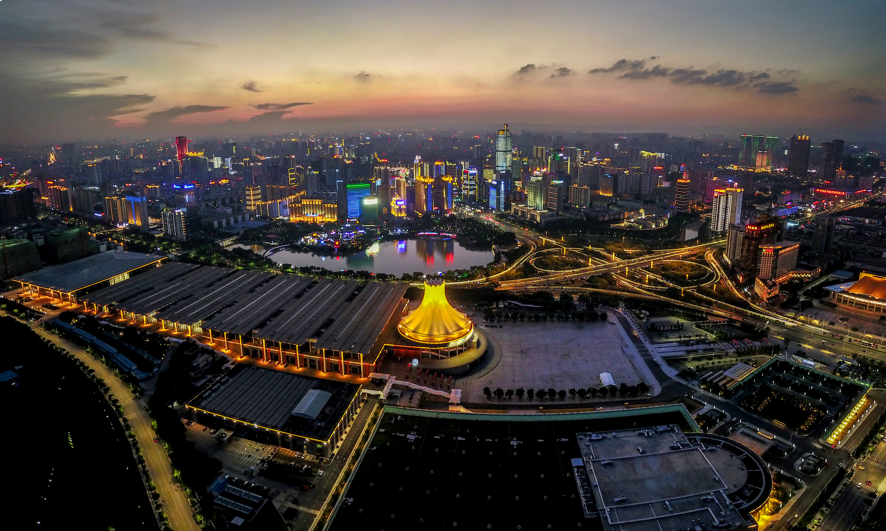 這是南寧國際會展中心及周邊的夜景(拼接照片,8月19日攝).