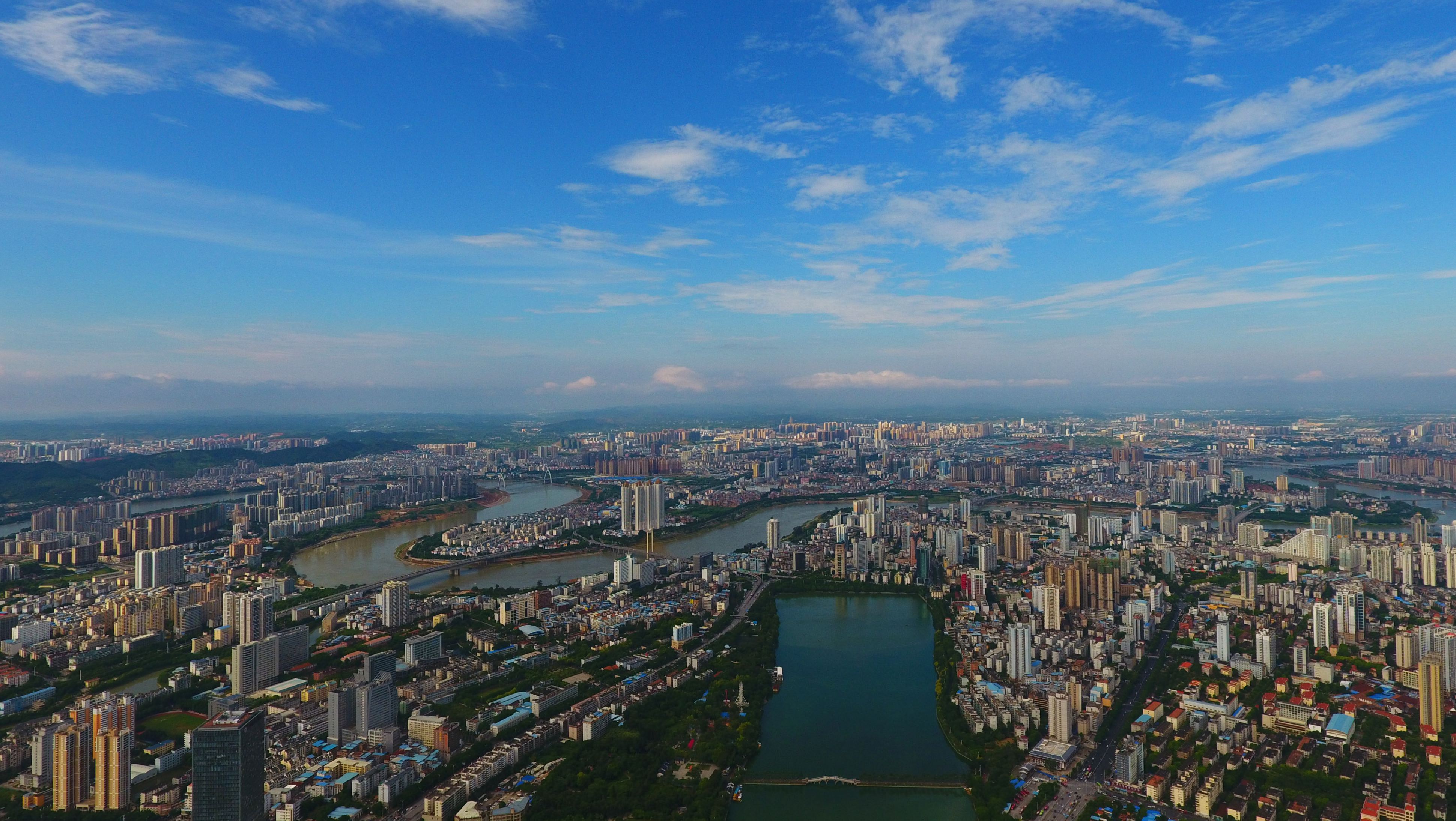 这是蓝天白云映衬下的南宁市区(8月18日摄).