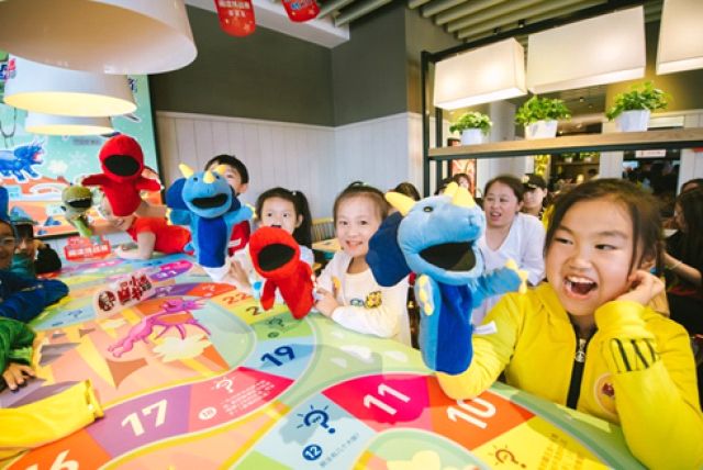 暑期读书营圆满落幕 肯德基为明星小书迷办炫