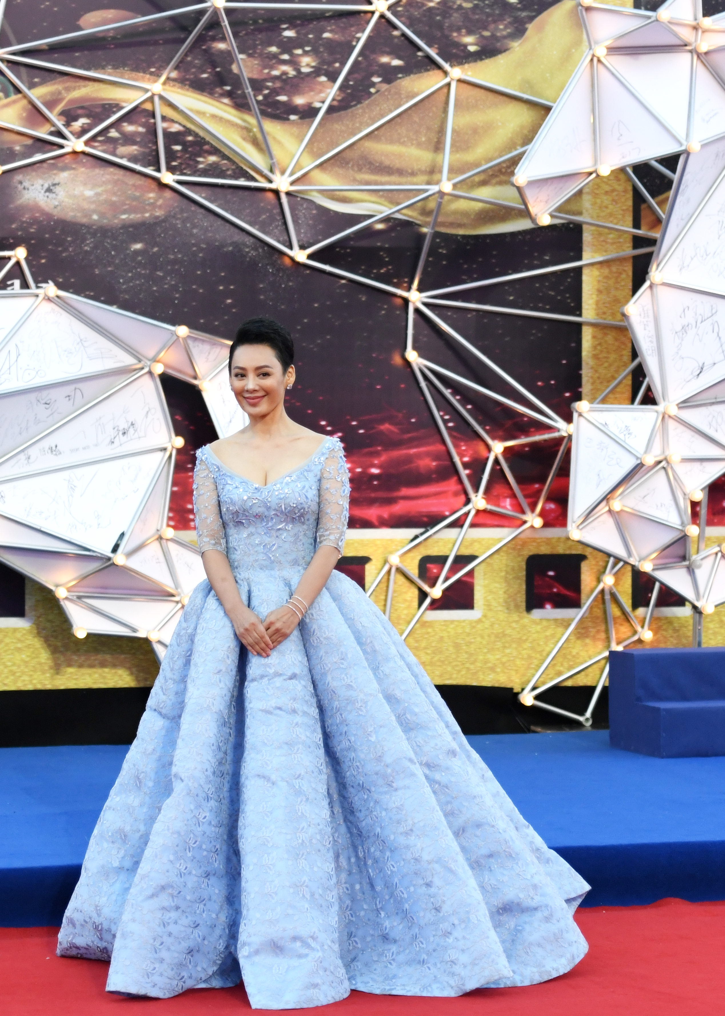 9月16日,冯绍峰在红毯仪式上.9月16日,关晓彤在红毯仪式上.