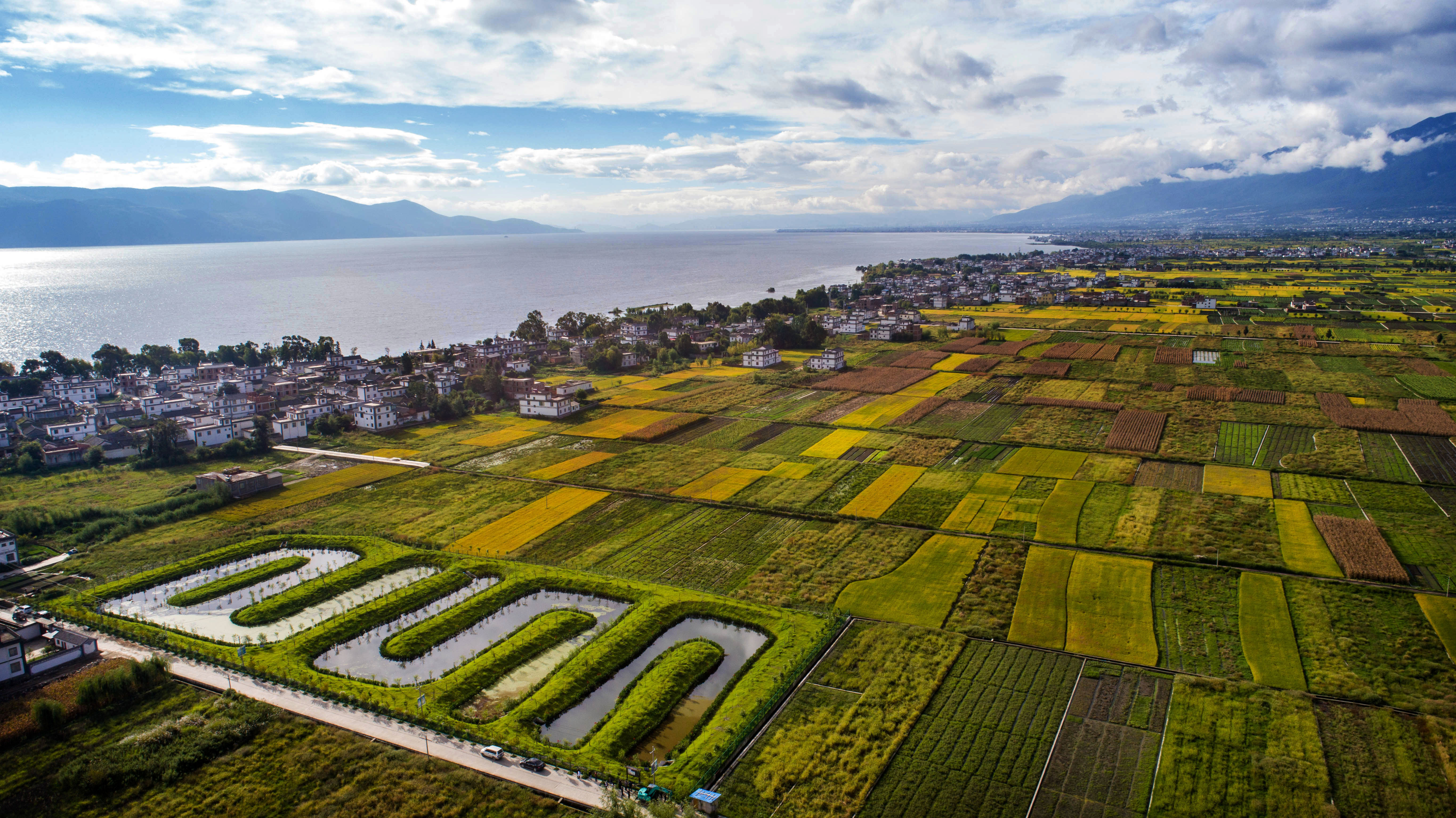 云南省大理白族自治州大理市湾桥镇古生村的库塘污水处理系统.
