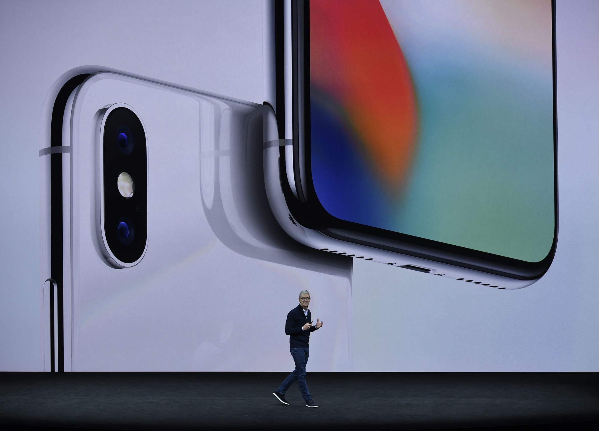 新产品发布会上,苹果公司首席执行官蒂姆·库克介绍新推出的苹果手机