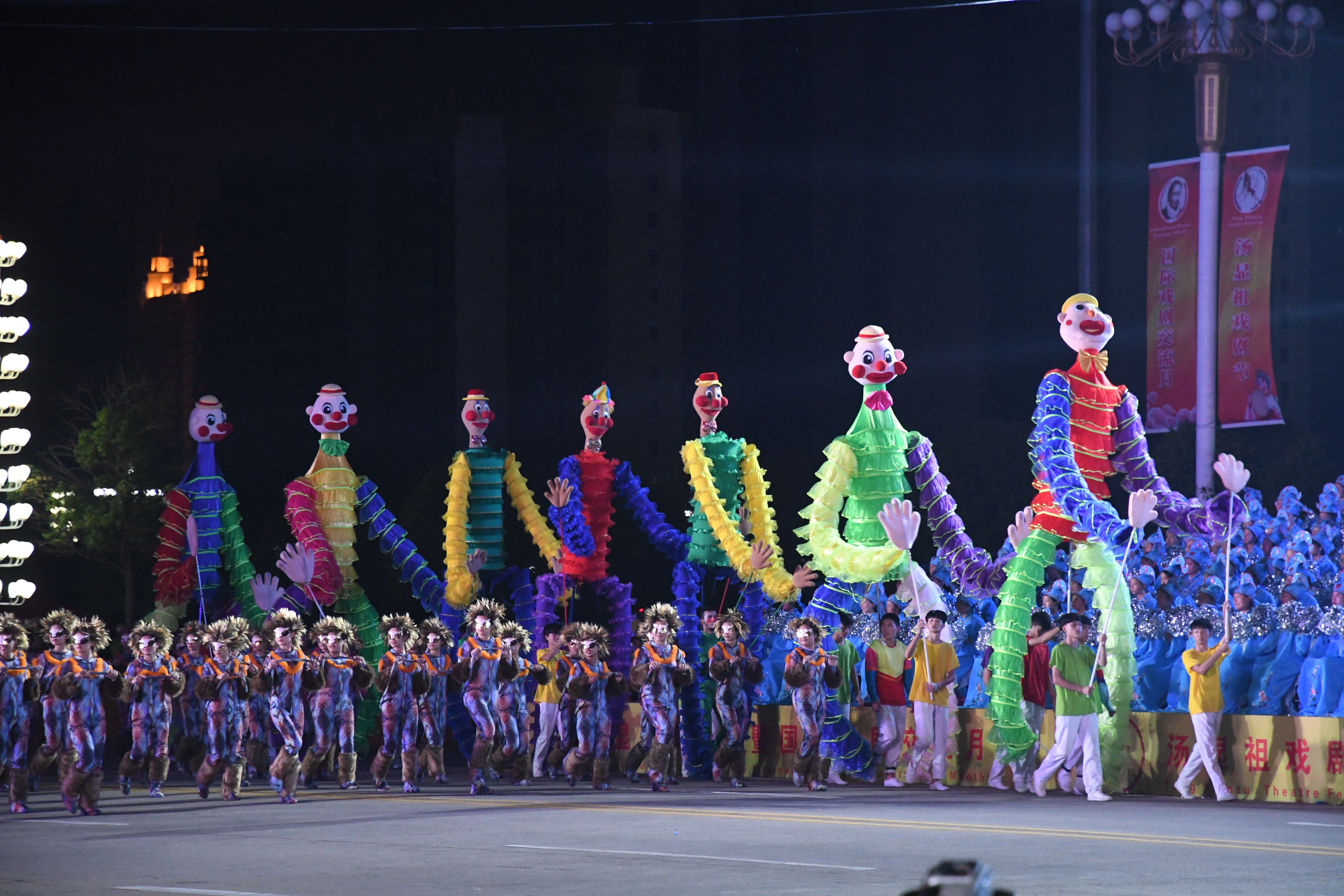 湯顯祖戲劇節開幕式上的方陣表演.(撫州市委宣傳部供圖)