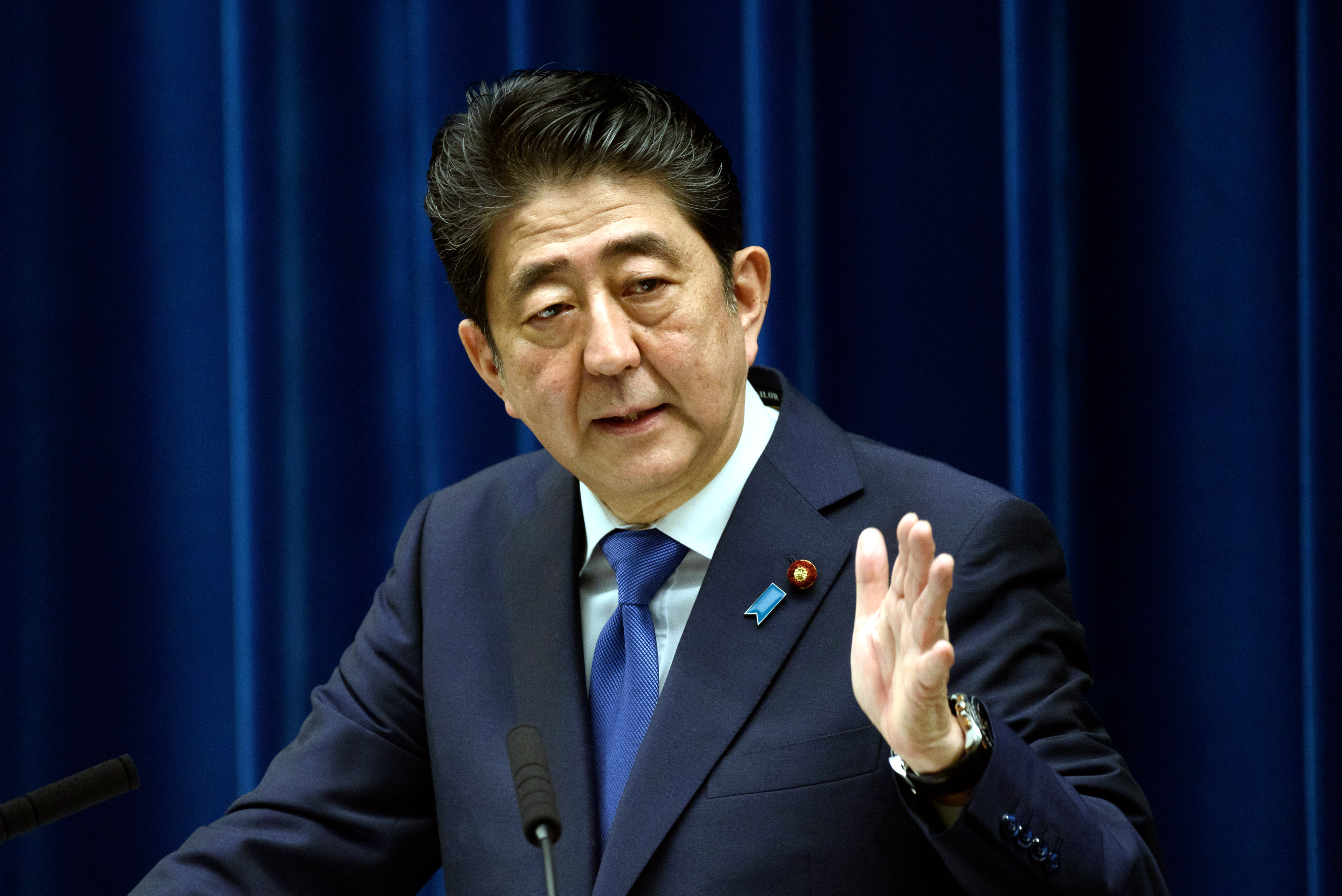 9月25日,日本首相安倍晋三在东京首相官邸举行的记者会上回答记者提问
