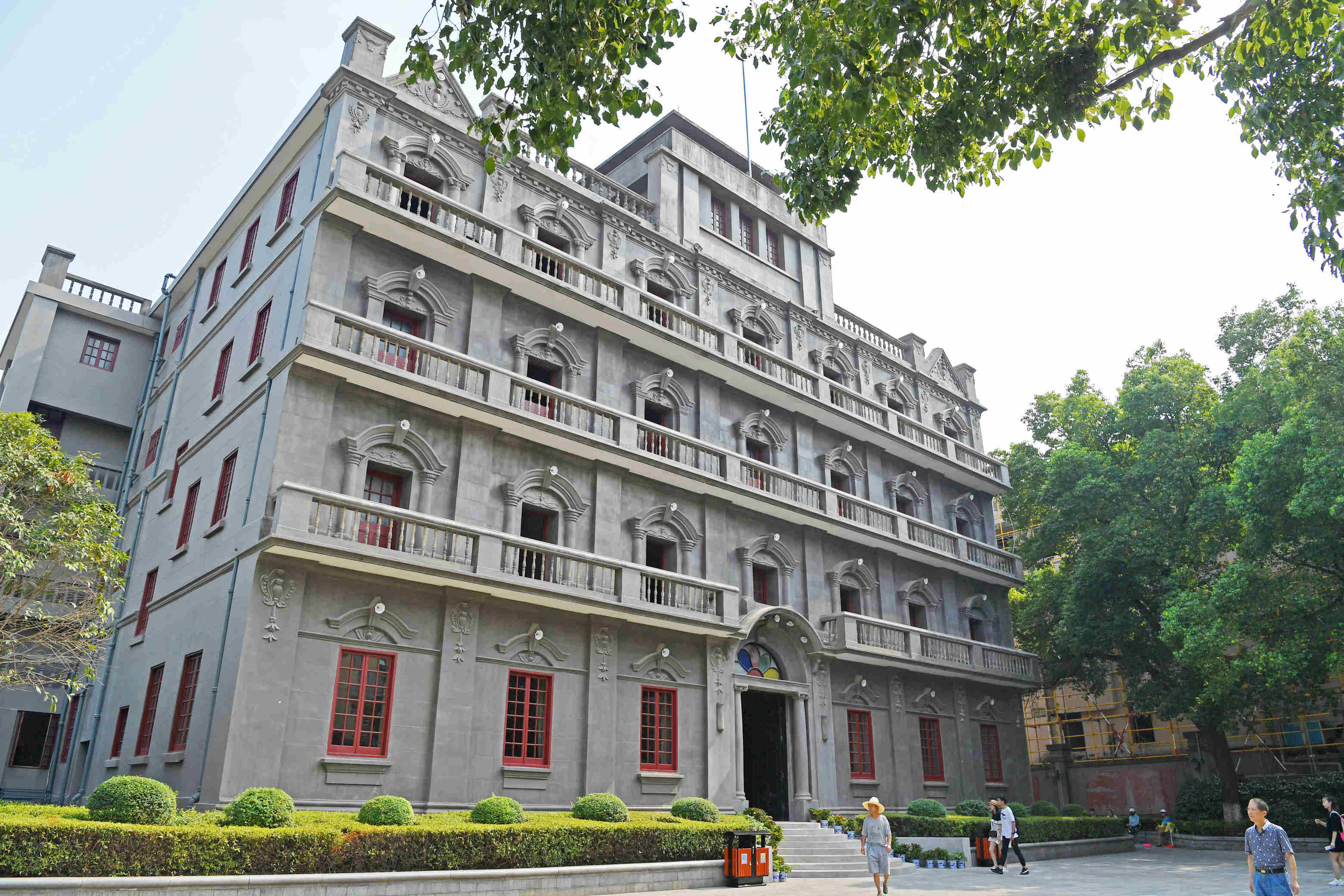 2017年7月28日,行人经过八一南昌起义总指挥部旧址.