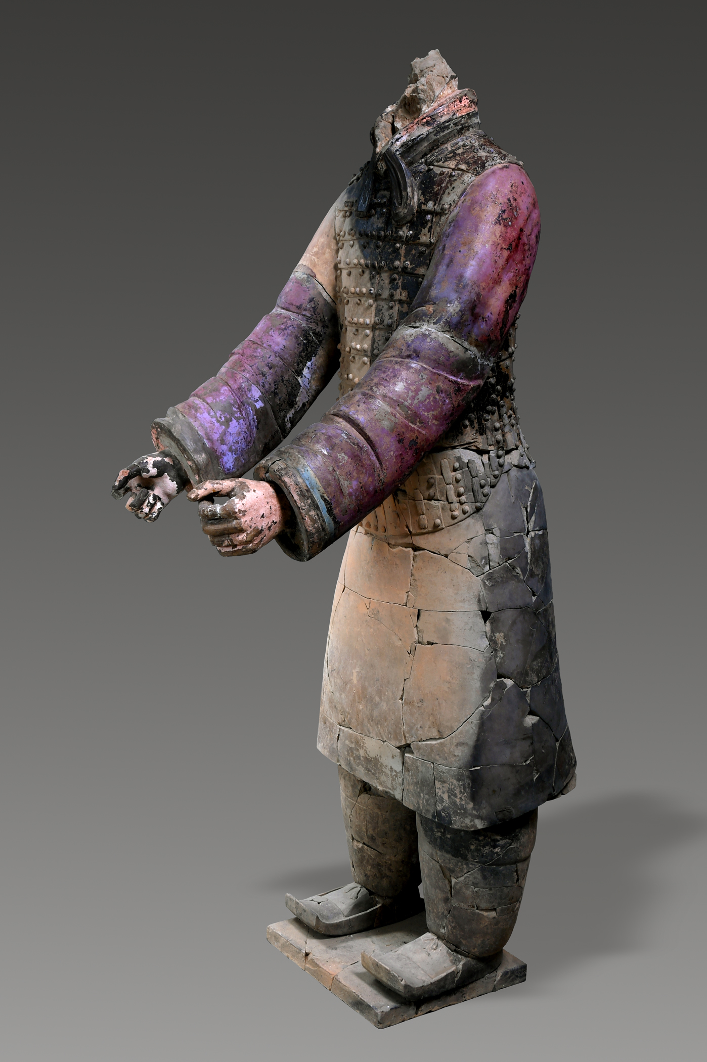 经过保护修复后的彩绘御手俑.新华社发 张天柱摄