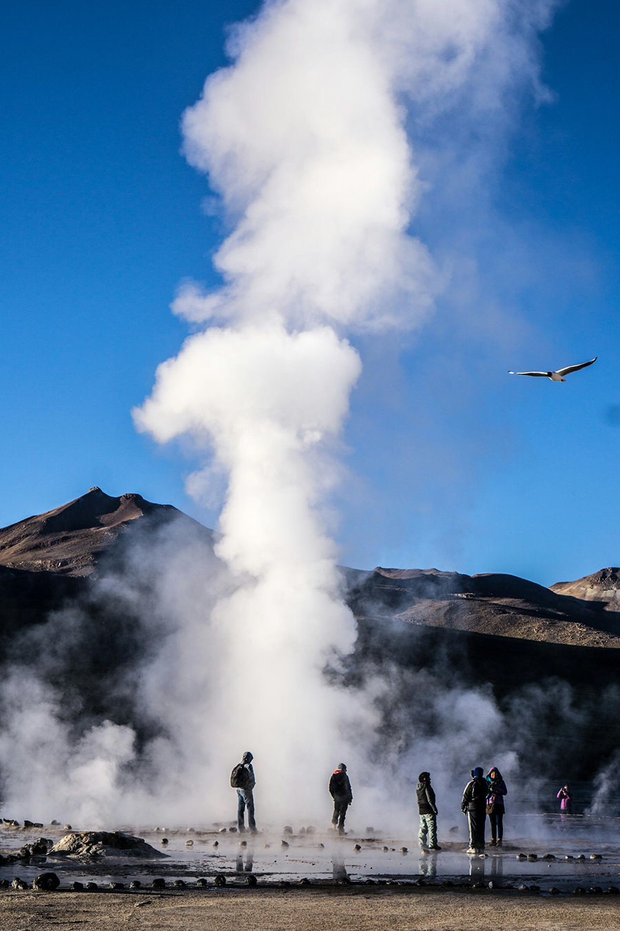 为了看到被冷空气包围的水蒸汽升上天空的景色,旅行者必须在日出前