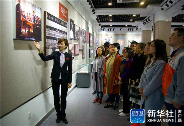 2017年10月12日,江苏省淮安市周恩来纪念馆讲解员谢美霞为参观者讲述少年周恩来“为中华之崛起而读书”的故事。新华社记者 朱筱 摄