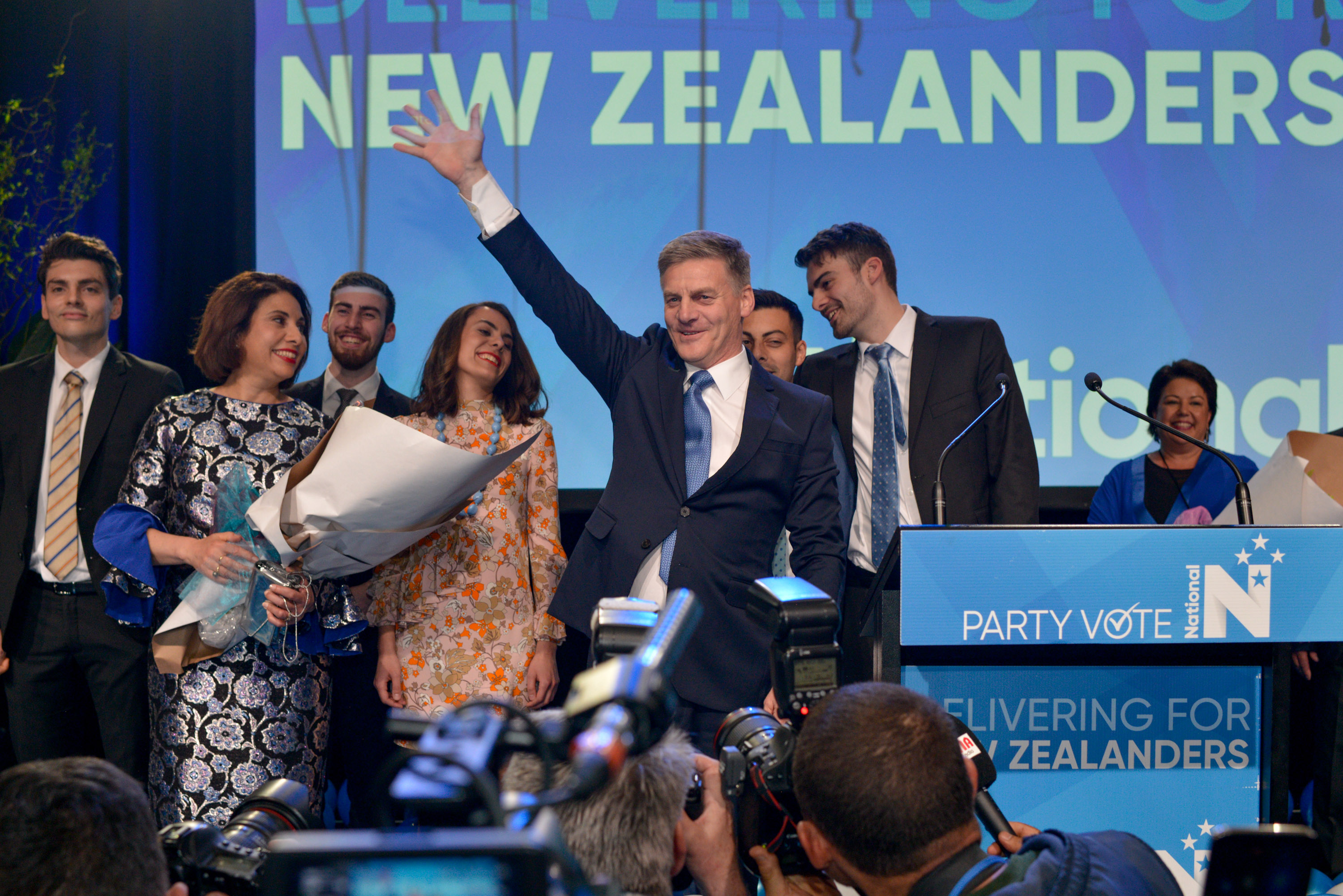  9月23日，在新西兰奥克兰，新西兰总理、国家党党首比尔·英格利希向支持者挥手致意。（新华社发）