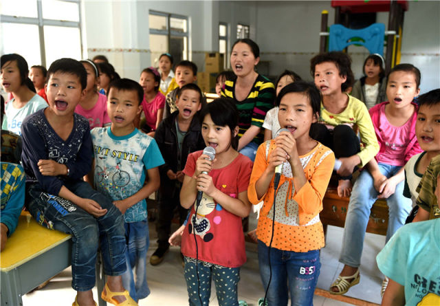 2016年5月26日，在广西大化瑶族自治县板升乡弄勇小学，孩子们在电教室里唱歌。 新华社记者 黄孝邦 摄