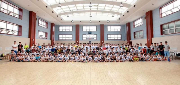 △图为2015年刘鹏和他学员的集体照,前排左一为刘鹏 △图为2015年刘鹏和他学员的集体照,前排左一为刘鹏