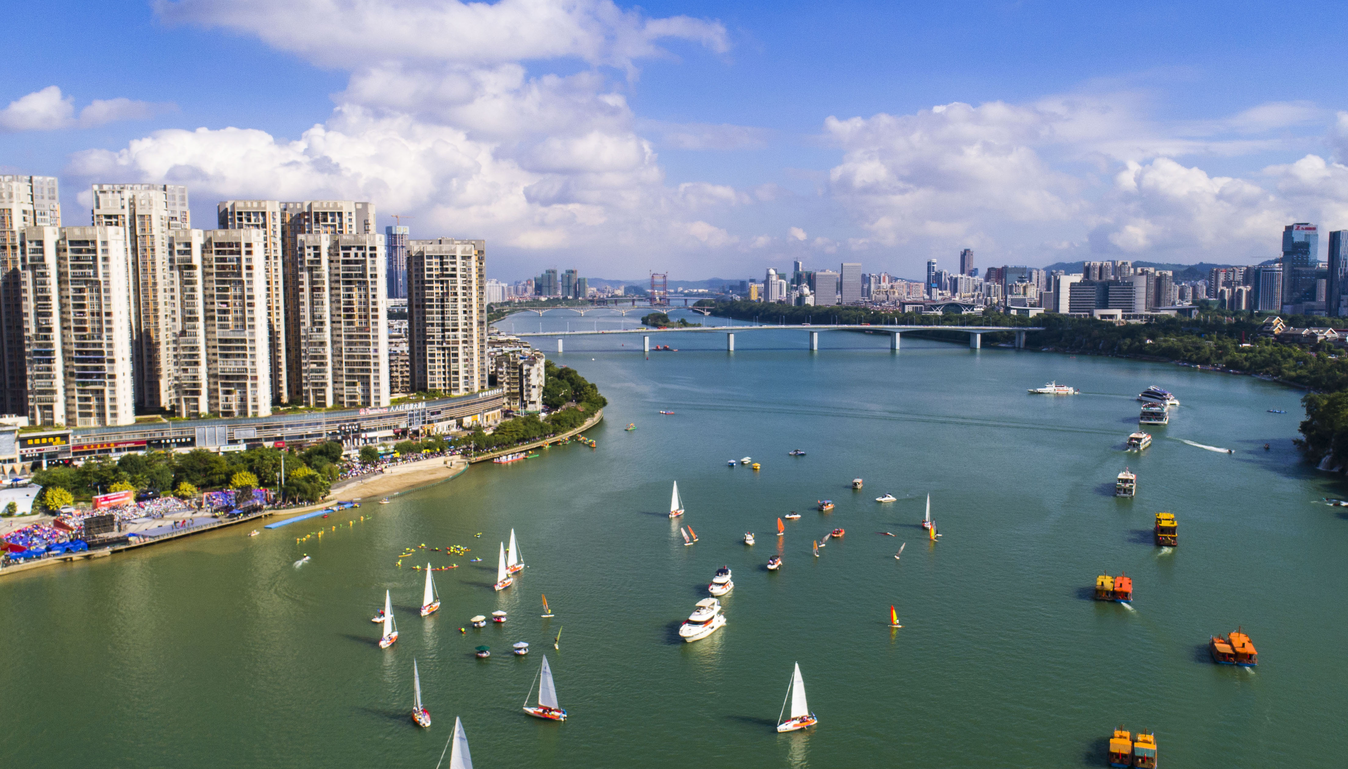 10月1日,水上巡游编队在广西柳州市柳江上进行狂欢巡游.