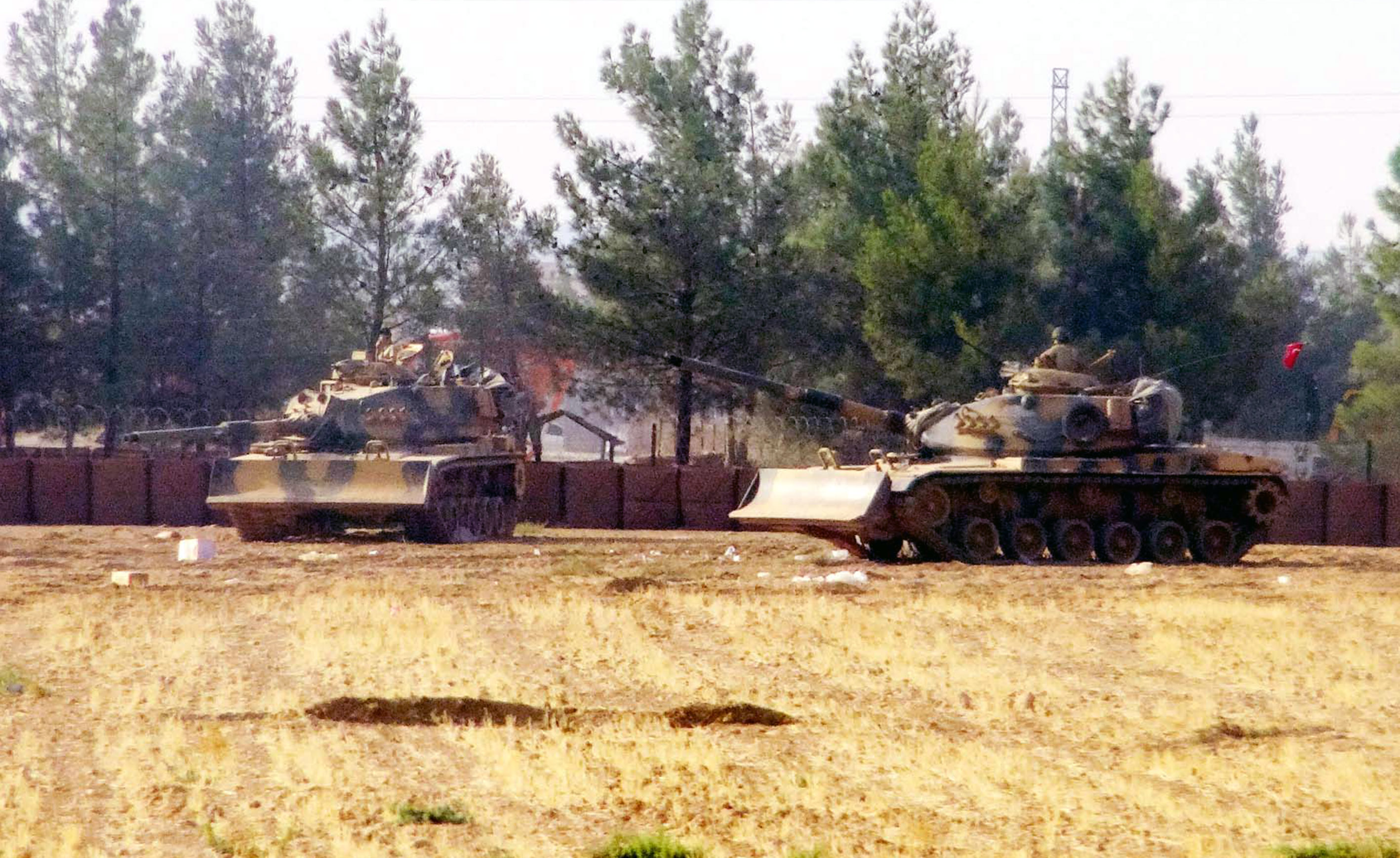 这是2016年8月24日在土叙边境拍摄的土耳其部队。（新华社发 梅尔特·玛杰特摄）
