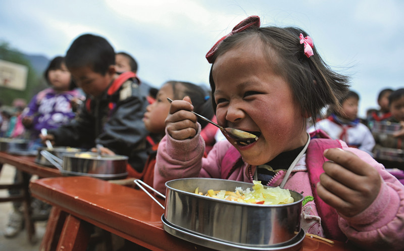 贵州省黔西县花溪彝族苗族乡沙坝小学的孩子们吃上免费午餐