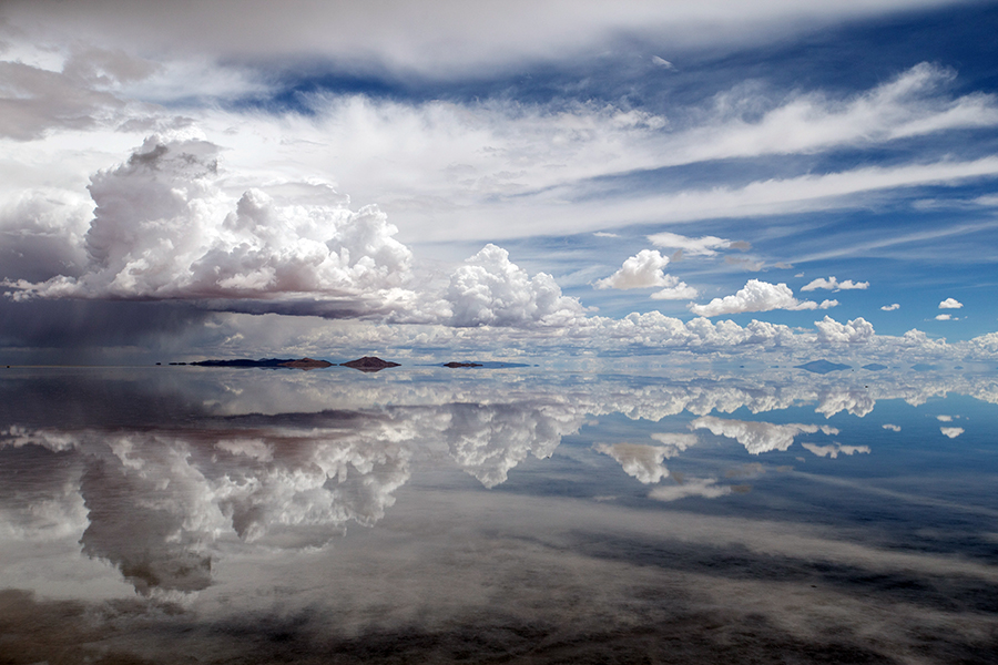 这是2017年1月10日在玻利维亚乌尤尼盐沼拍摄的天空之镜