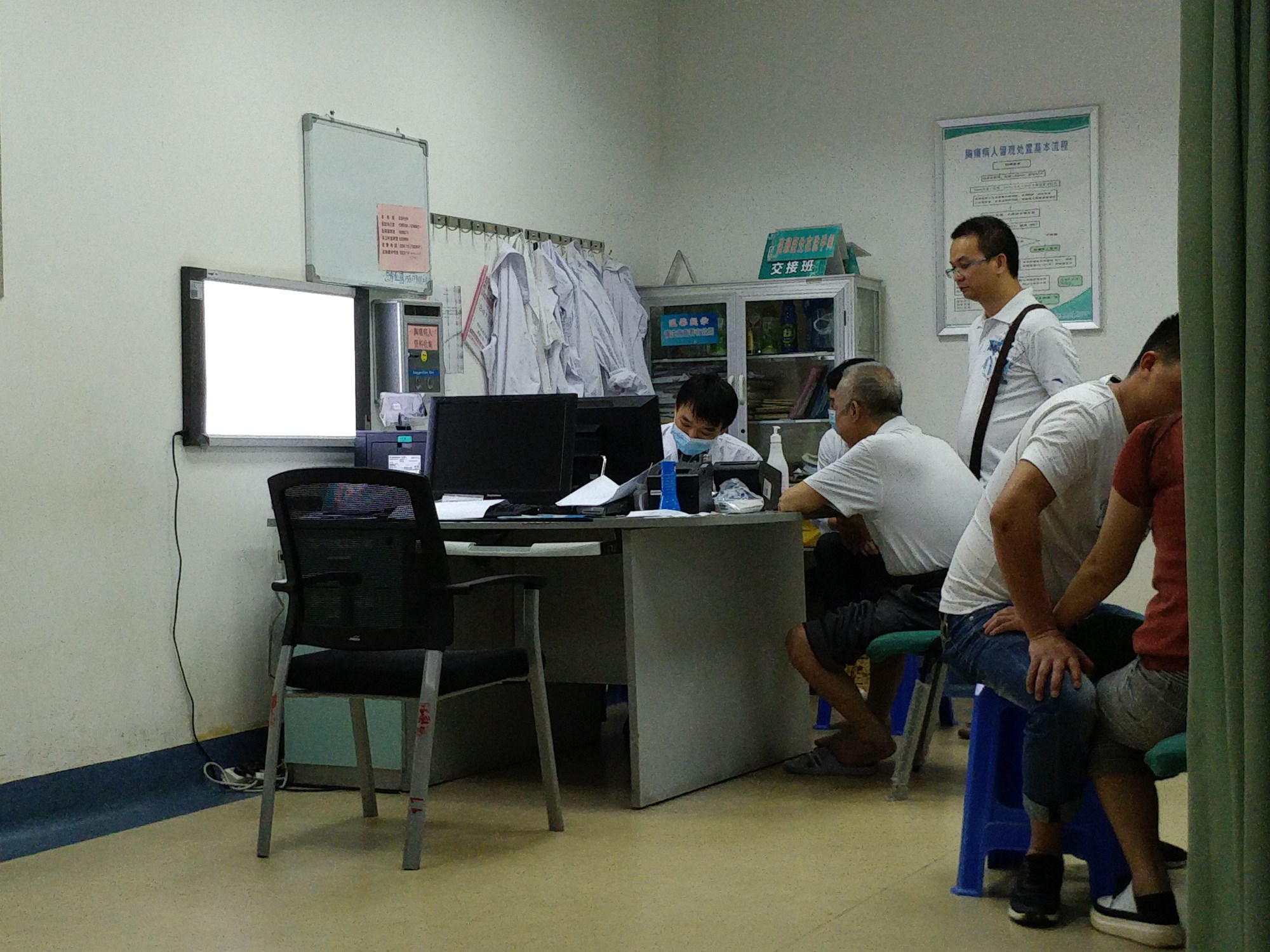 广西医科大许第一附属医院的值班医生正在为病人看病