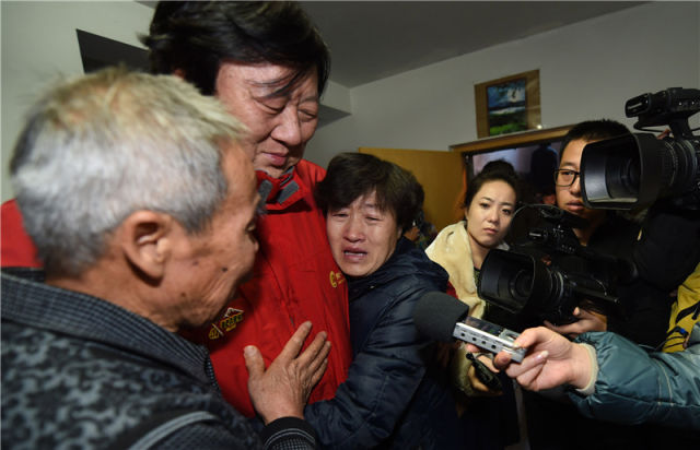 2014年12月15日，内蒙古自治区高级人民法院宣布呼格吉勒图无罪。呼格吉勒图的父母李三仁（左一）、尚爱云（左三）听到再审结果后与新华社记者汤计含泪相拥。 新华社记者 任军川 摄