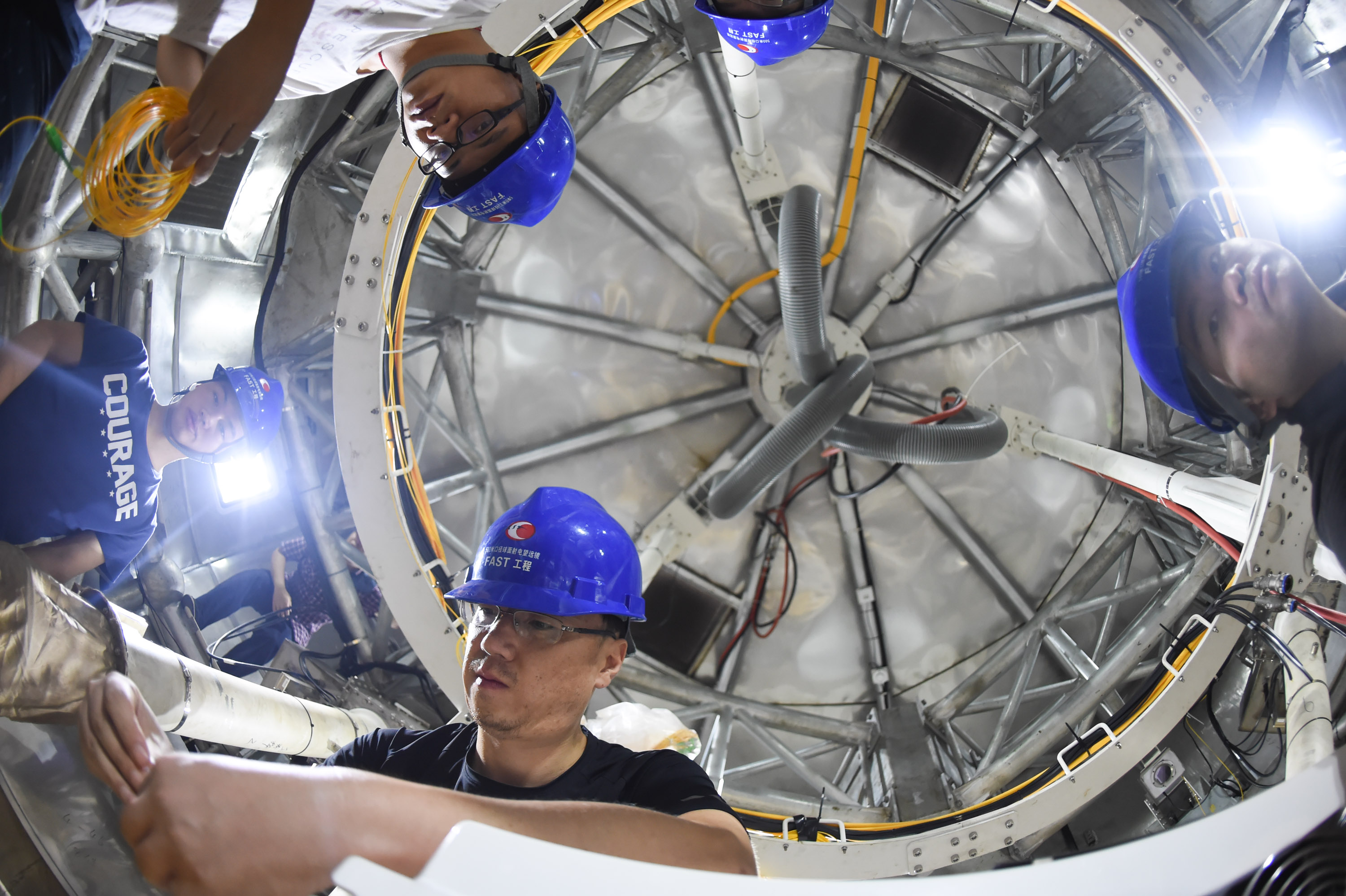 工作人员在fast馈源舱内工作(8月10日摄). 新华社记者 欧东衢 摄