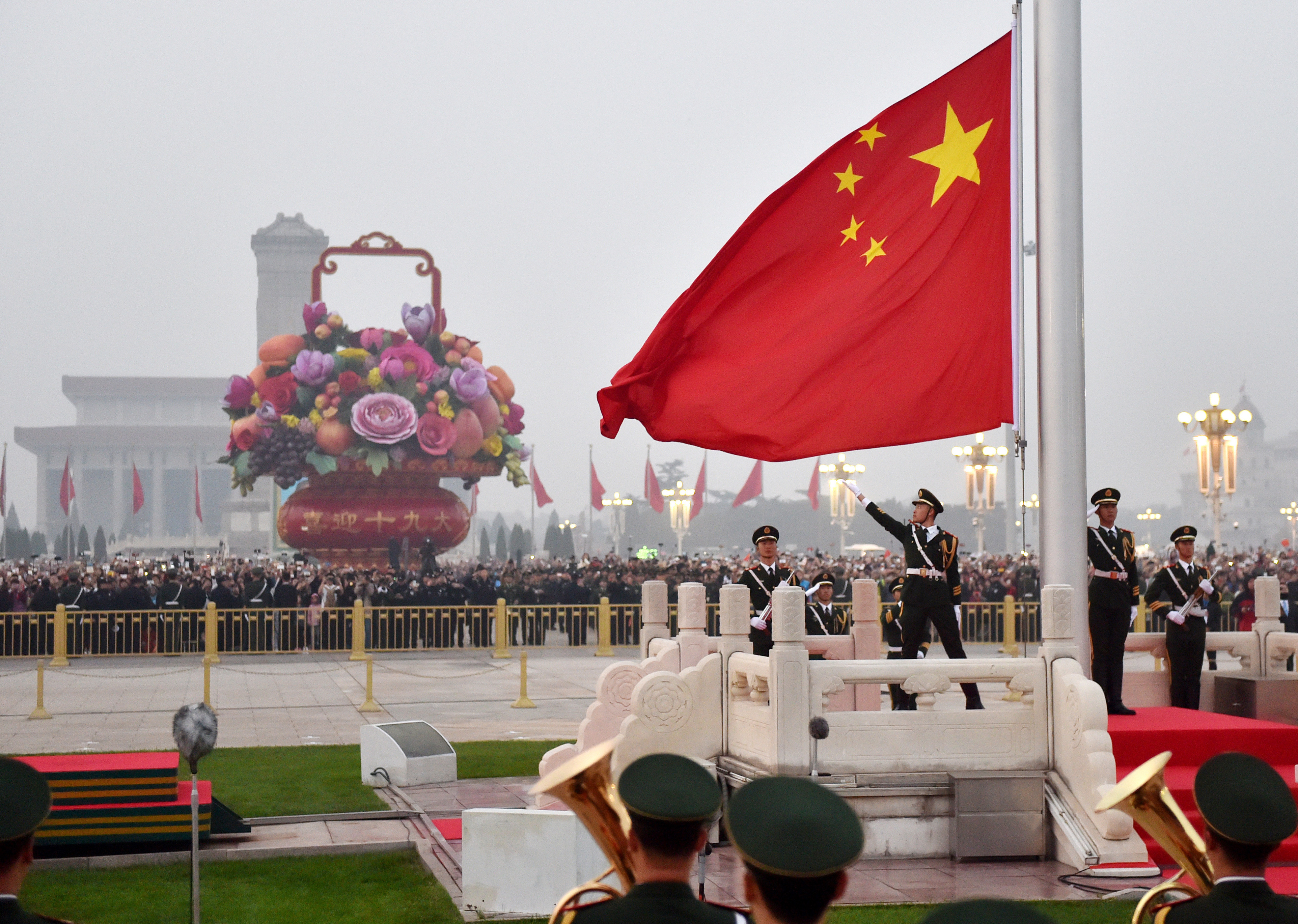 超過10萬名來自全國各地的各族群眾在北京天安門廣場觀看升國旗儀式